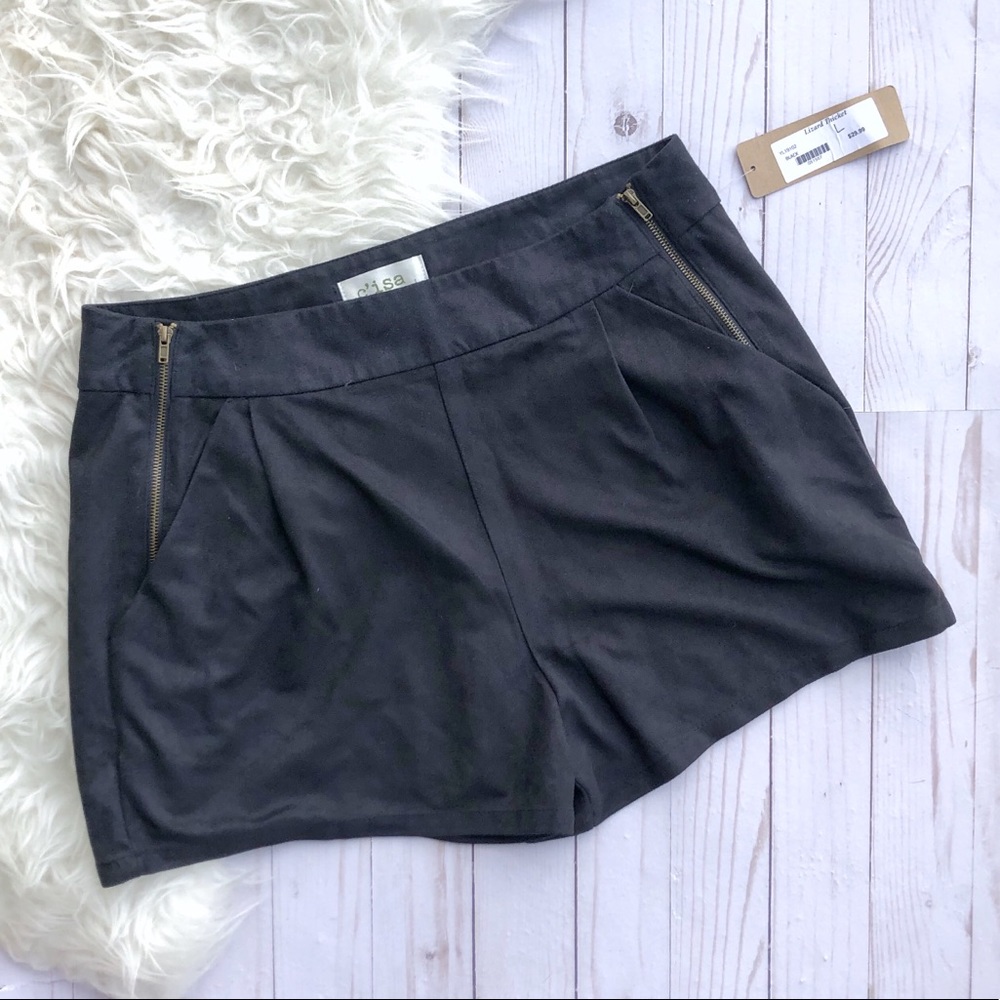 NWT black suede-like zipper shorts lizard thicket